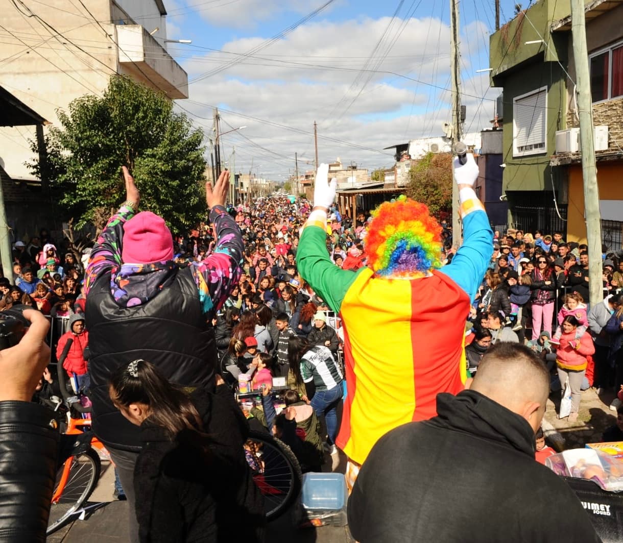 Multitud llenando una calle del barrio para festejar el Día del Niño