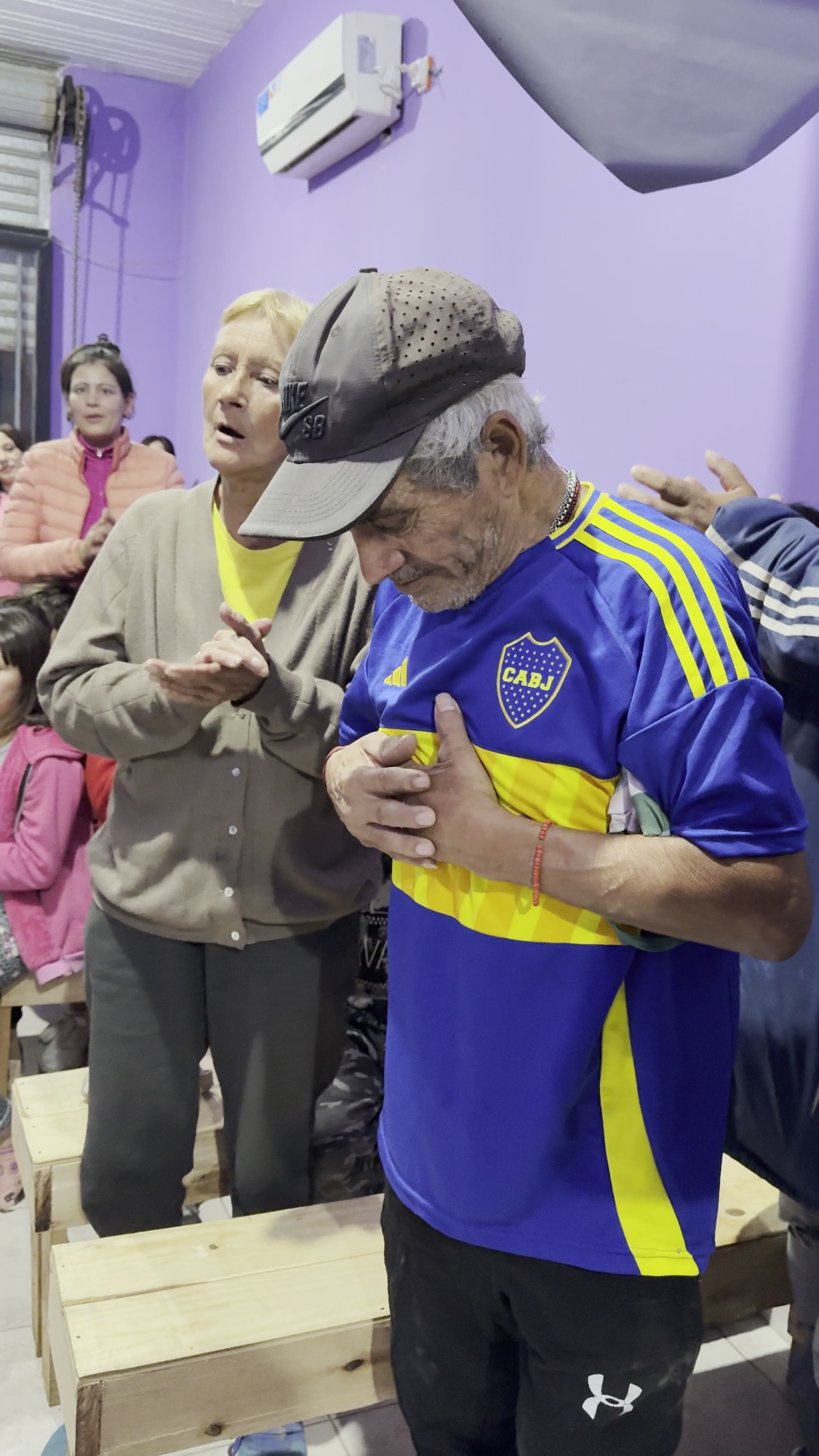 Momento de oración compartido en un encuentro de la fundación